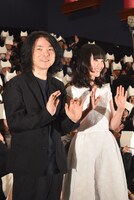 左から岩井俊二、黒木華。