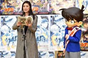 天海祐希（左）応援するコナン（右）。
