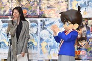 公開アフレコを終えた天海祐希（左）に拍手を送るコナン（右）。
