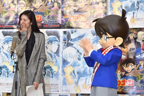 公開アフレコを終えた天海祐希（左）に拍手を送るコナン（右）。