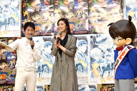 左からNON STYLEの石田明、天海祐希、コナン。