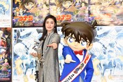「真実はいつもひとつ！」と決めゼリフとともにポーズを取る天海祐希（左）とコナン（右）。