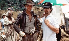 シリーズ第2作「インディ・ジョーンズ 魔宮の伝説」撮影現場でのハリソン・フォード（中央）とスティーヴン・スピルバーグ（右）。