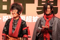 左から中村勘九郎、松坂桃李。