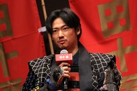 望月六郎役の青木健。