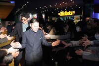 「殿、利息でござる！」ゴールドレッドカーペットの様子。