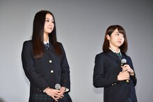 左から高田里穂、峯岸みなみ。