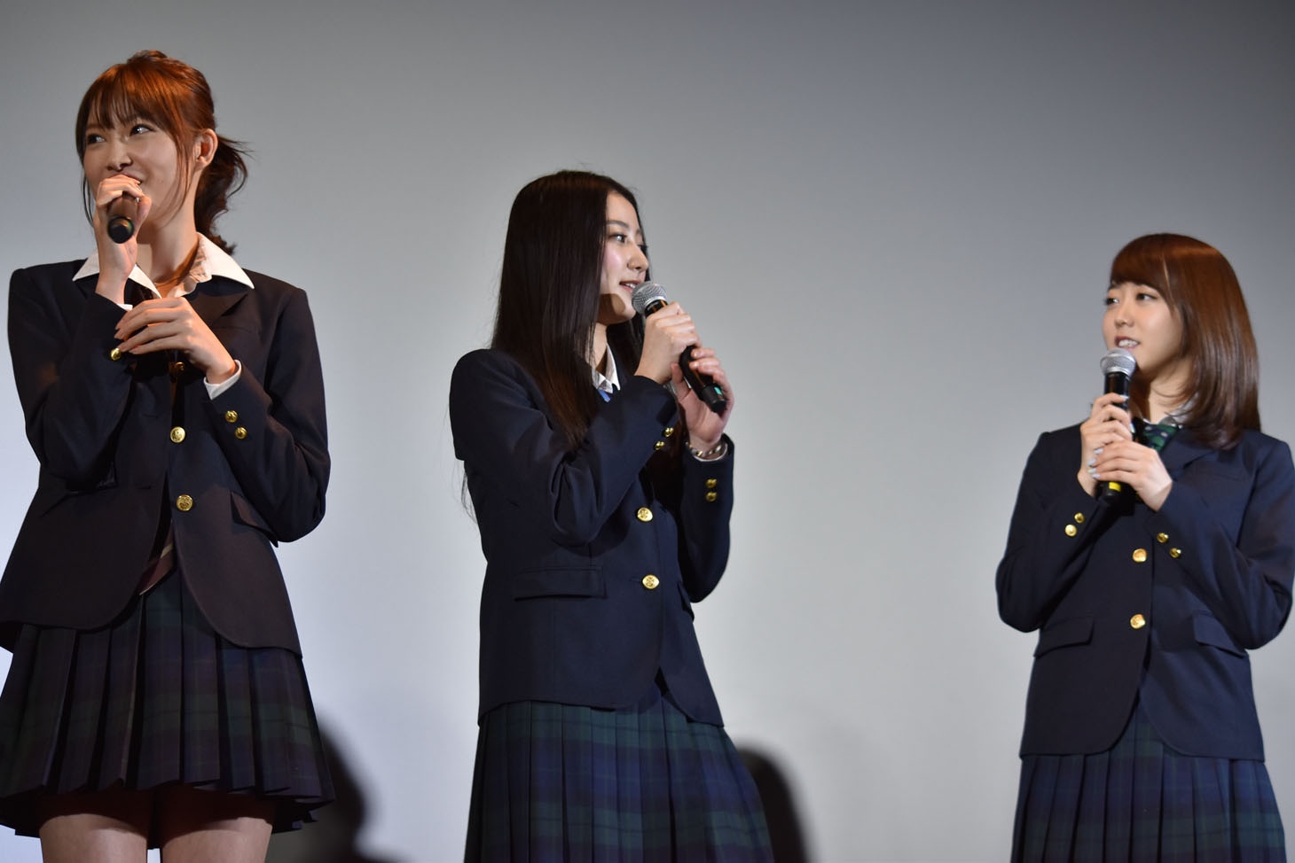 左から中山絵梨奈、高田里穂、峯岸みなみ。