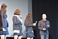 突然帽子を脱ぎ自らの頭部をさらけ出した山本浩貴。