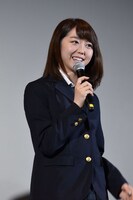 笑顔で「私も（坊主頭を）経験してるので大丈夫ですよ！」と発言した峯岸みなみ。
