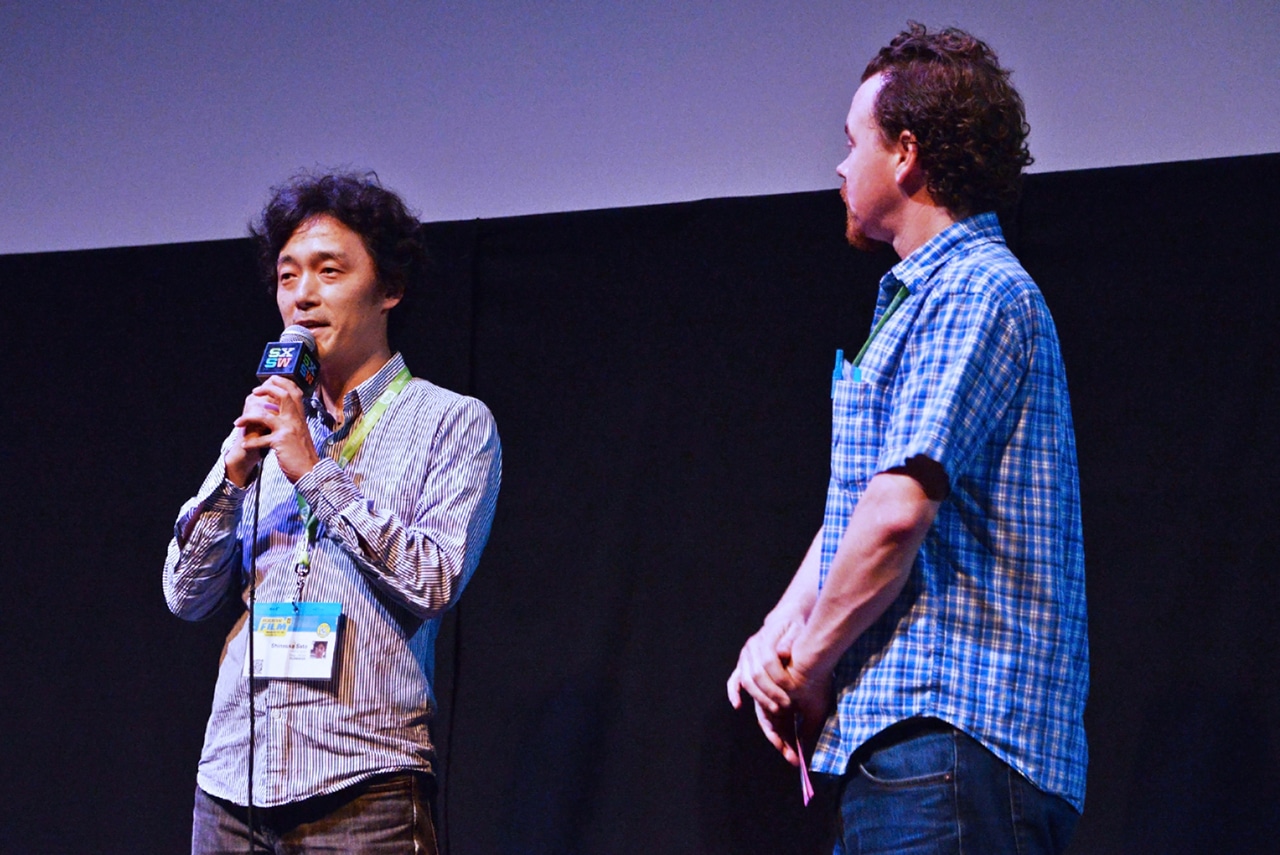 「アイアムアヒーロー」舞台挨拶に登壇した佐藤信介（左）。