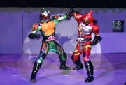 仮面ライダーアマゾンオメガ（左）と仮面ライダーアマゾンアルファ（右）。