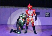 仮面ライダーアマゾンオメガ（左）と仮面ライダーアマゾンアルファ（右）。