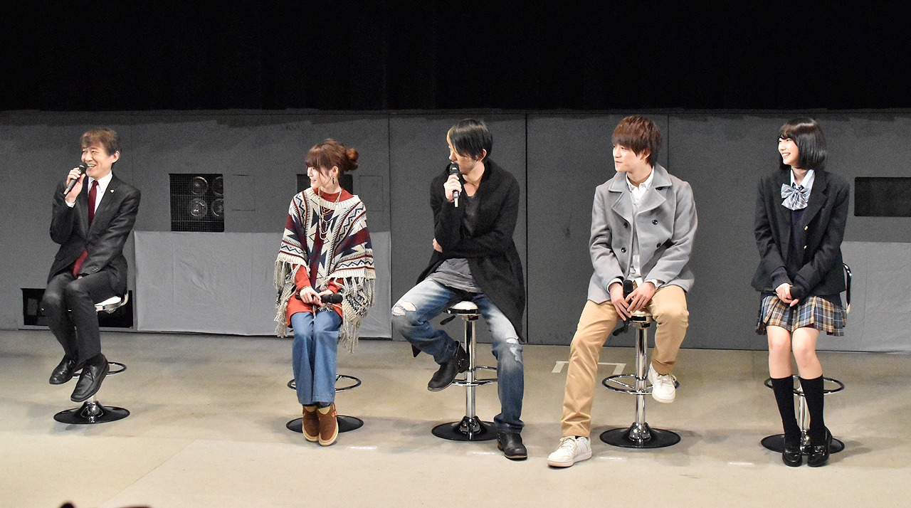 「仮面ライダーアマゾンズ」製作発表会見より、左から白倉伸一郎、東亜優、谷口賢志、藤田富、武田玲奈。