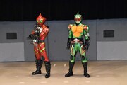 仮面ライダーアマゾンアルファ（左）と仮面ライダーアマゾンオメガ（右）。