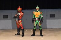 仮面ライダーアマゾンアルファ（左）と仮面ライダーアマゾンオメガ（右）。