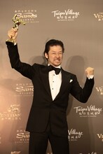 第10回アジア・フィルム・アワードで最優秀助演男優賞を受賞し、ガッツポーズを見せる浅野忠信。