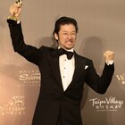 浅野忠信、アジアフィルムアワードで最優秀助演男優賞を受賞しガッツポーズ