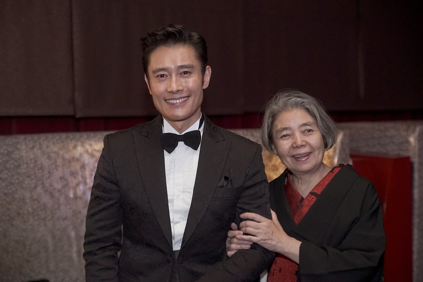 第10回アジア・フィルム・アワードにて、最優秀男優賞を受賞したイ・ビョンホン（左）と特別功労賞を受賞した樹木希林（右）。