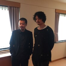 左からジャ・ジャンクー、池松壮亮。