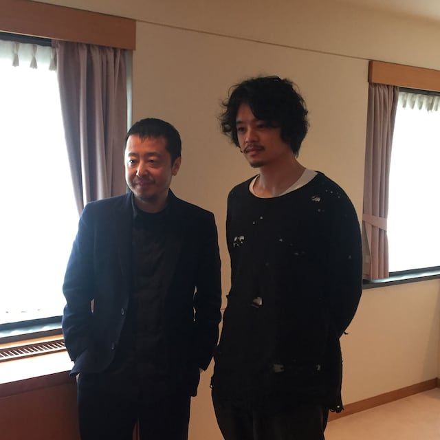 左からジャ・ジャンクー、池松壮亮。