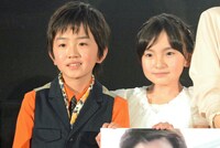 左から中川翼、鈴木梨央。