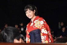 客席を歩いてステージに向かう広瀬すず。