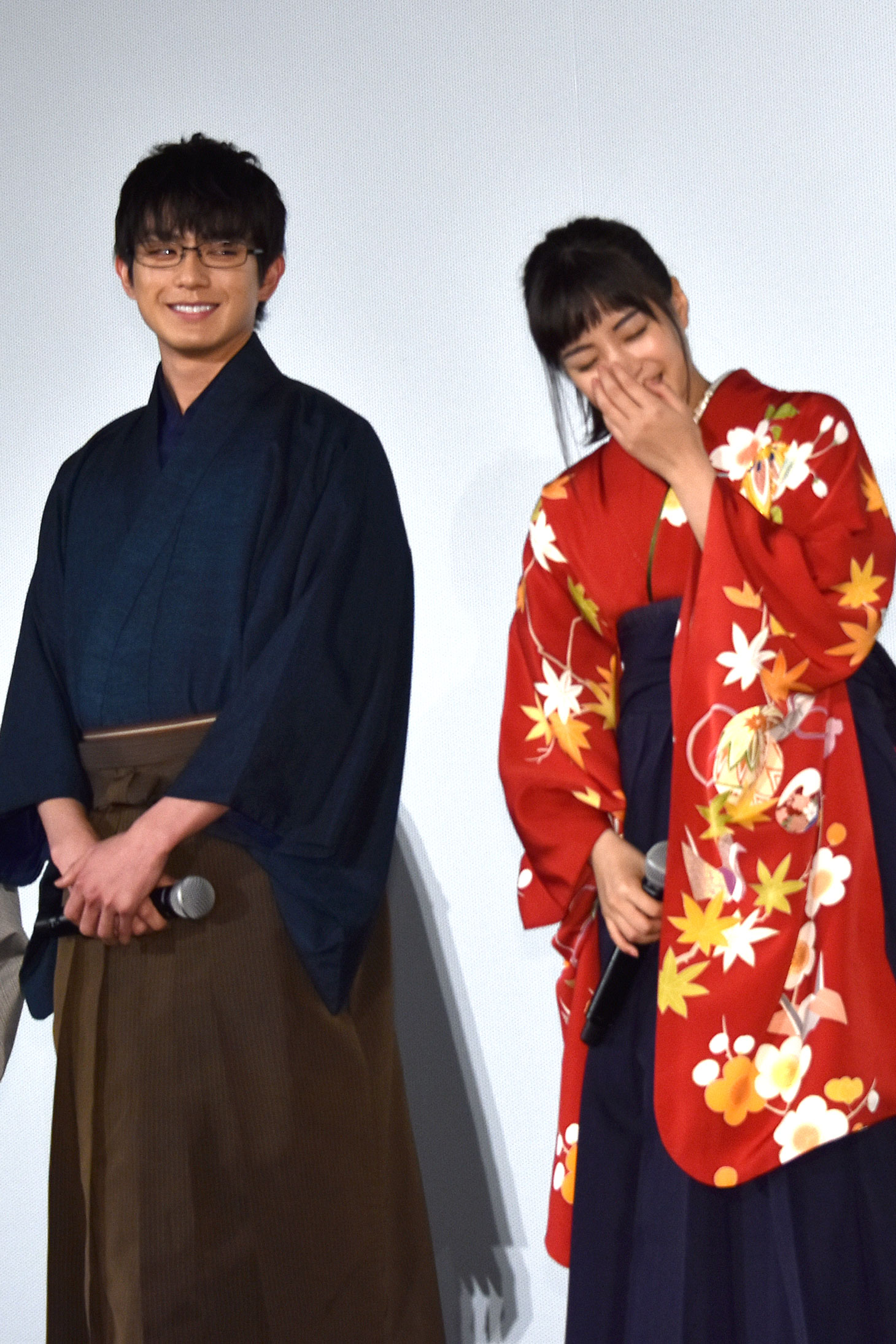 野村周平の言葉に照れる広瀬すず（右）。