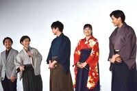 矢本悠馬（左から2番目）が真面目に話しているにもかかわらず、にやにやと見守る面々。