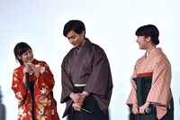 野村周平（中央）に「すごーくかわいかった」と言われ、目を見合わせる広瀬すず（左）と上白石萌音（右）。