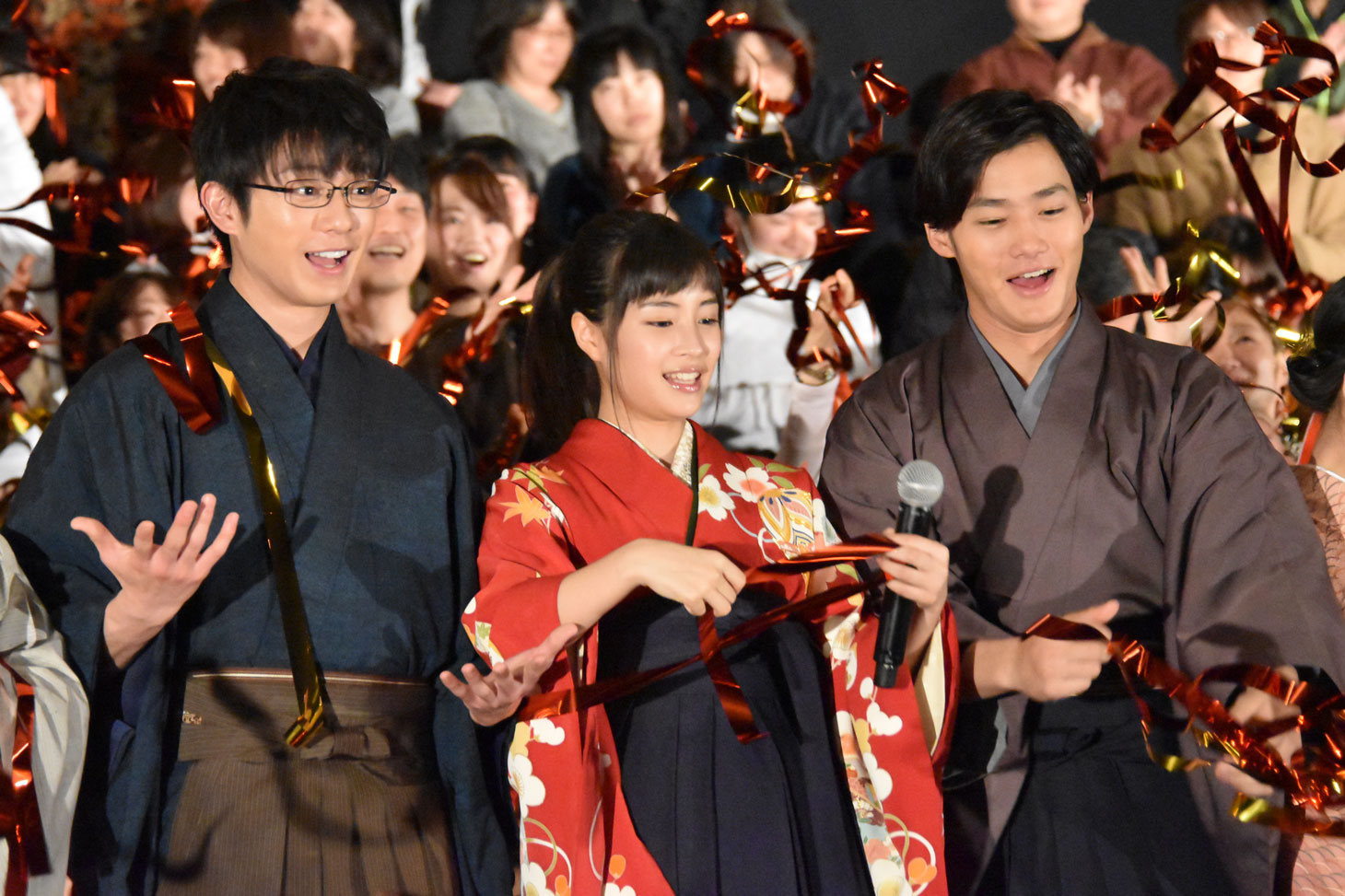 演出に驚く登壇者たち。