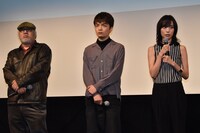 左から緒方明、岡山天音、戸田恵梨香。