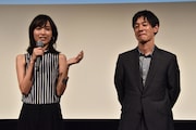 左から戸田恵梨香、加瀬亮。