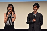撮影現場での思いを明かす戸田恵梨香（左）とそれを笑顔で聞く加瀬亮（右）。