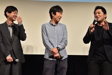緊張で汗をかきながらコメントする篠原篤（右）と彼を微笑ましく見つめる加瀬亮（左）と黒田大輔（中央）。