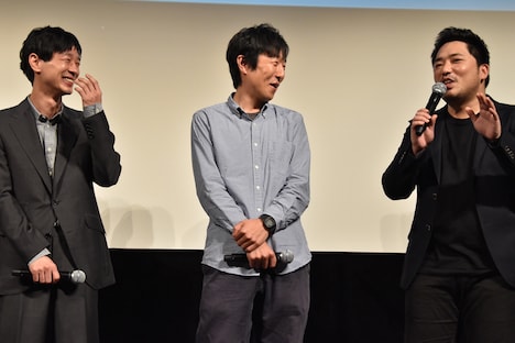 緊張で汗をかきながらコメントする篠原篤(右)と彼を微笑ましく見つめる加瀬亮(左)と黒田大輔(中央)。