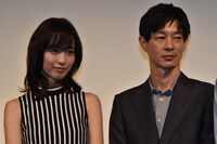 左から戸田恵梨香、加瀬亮。