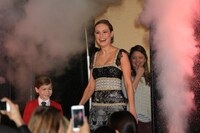 劇場の中央通路から登場したジェイコブ・トレンブレイ（左）とブリー・ラーソン（中央）。