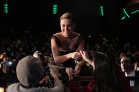 来場者にサインをするブリー・ラーソン。