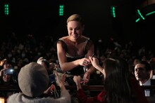 来場者にサインをするブリー・ラーソン。