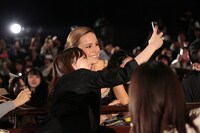 来場者とともに写真に収まるブリー・ラーソン。