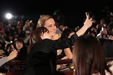 来場者とともに写真に収まるブリー・ラーソン。