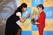 ジェイコブ・トレンブレイ（右）にプードルの形をした風船を渡す菅野美穂（左）。