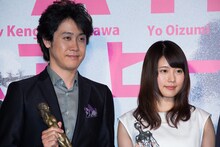 （左から）大泉洋、有村架純。