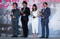 （左から）佐藤信介監督、大泉洋、有村架純、花沢健吾。