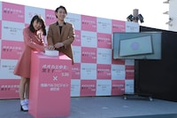 池袋パルコビジョンの点灯ボタンを押した二階堂ふみ（左）と山崎賢人（右）。