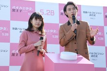 左から二階堂ふみ、山崎賢人。