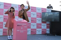 左から二階堂ふみ、山崎賢人。