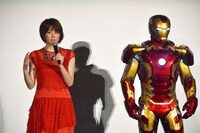 左から米倉涼子、アイアンマン。