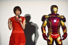 左から米倉涼子、アイアンマン。